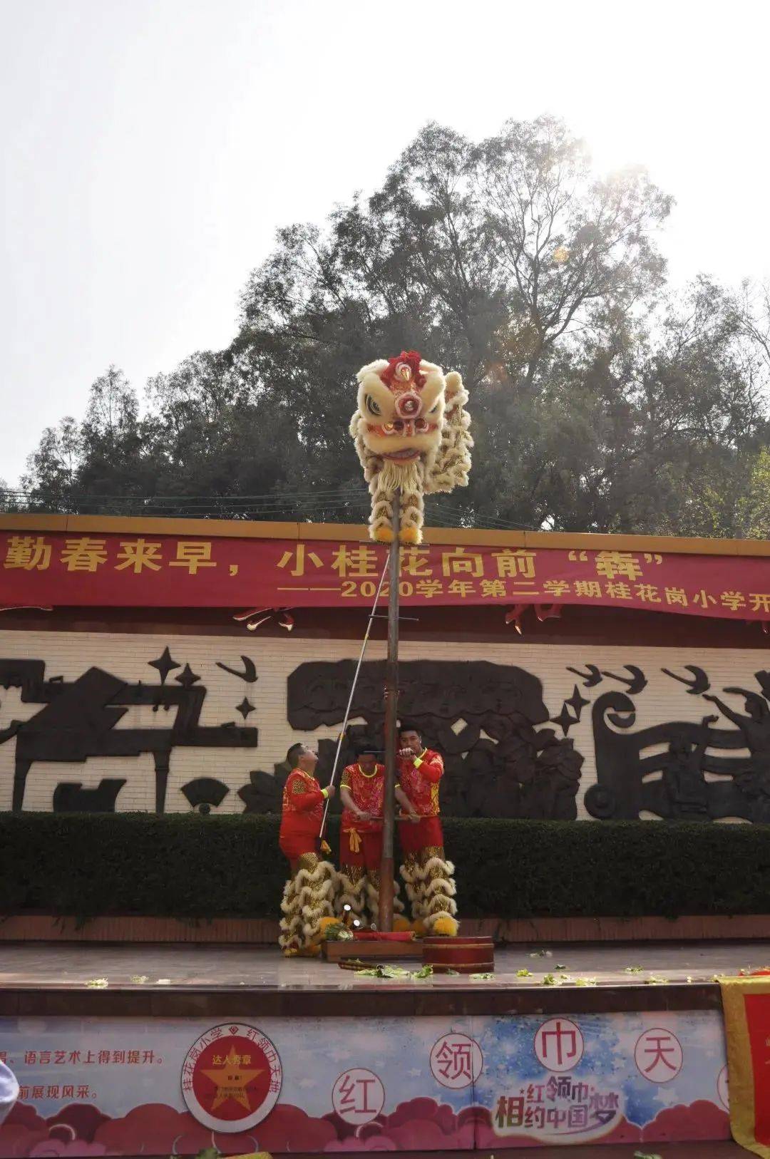 大如天 伴随着热闹而喜庆的开学典礼的结束, 桂花岗小学的"小桂花"们