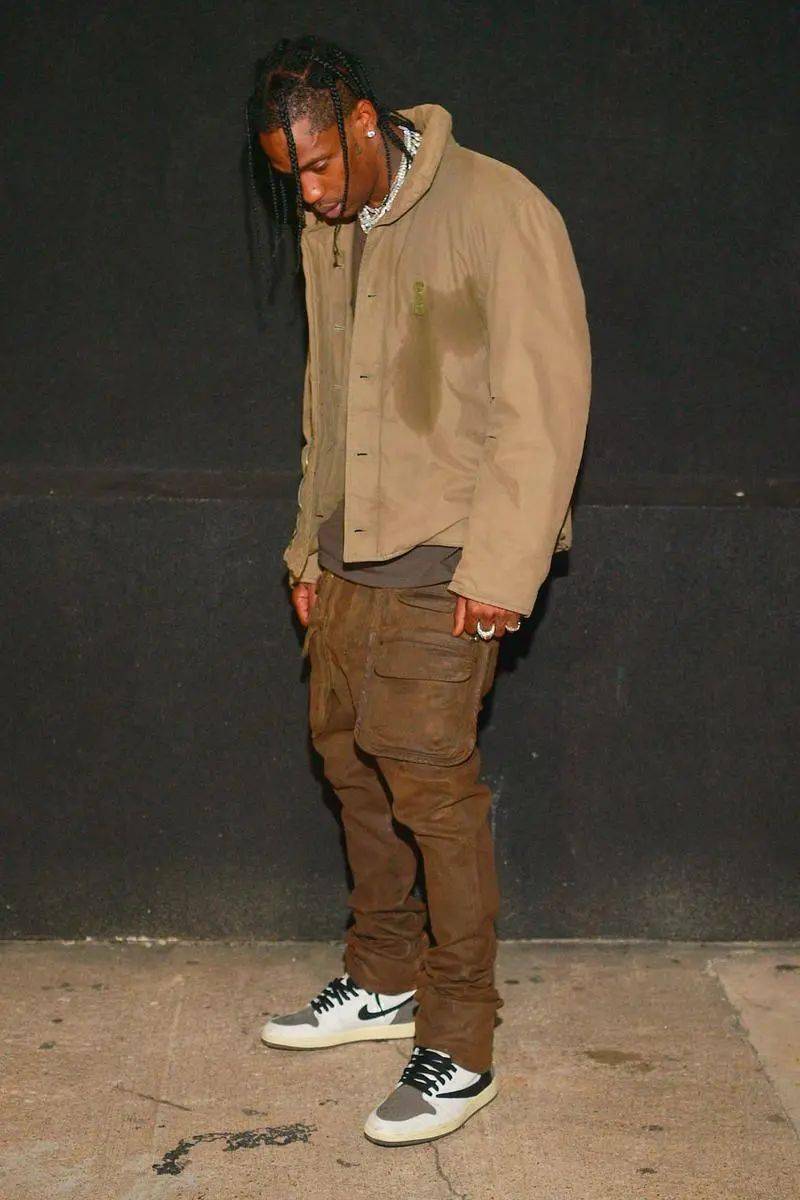 travis scott 蟑螂,travisscott蟑螂 相信这张照片便是最佳的注解,travis scott在去年万圣节当天化身为了"