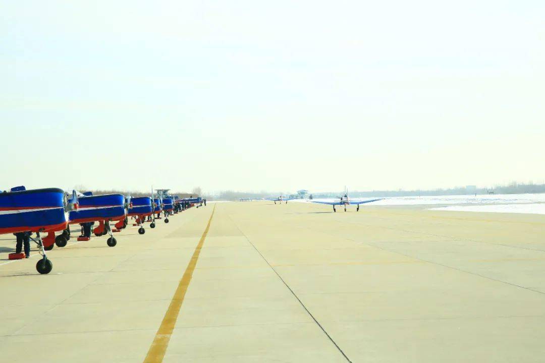 空军航空大学某团 2月20日,某军用机场 随着一颗信号弹划破天际 空军