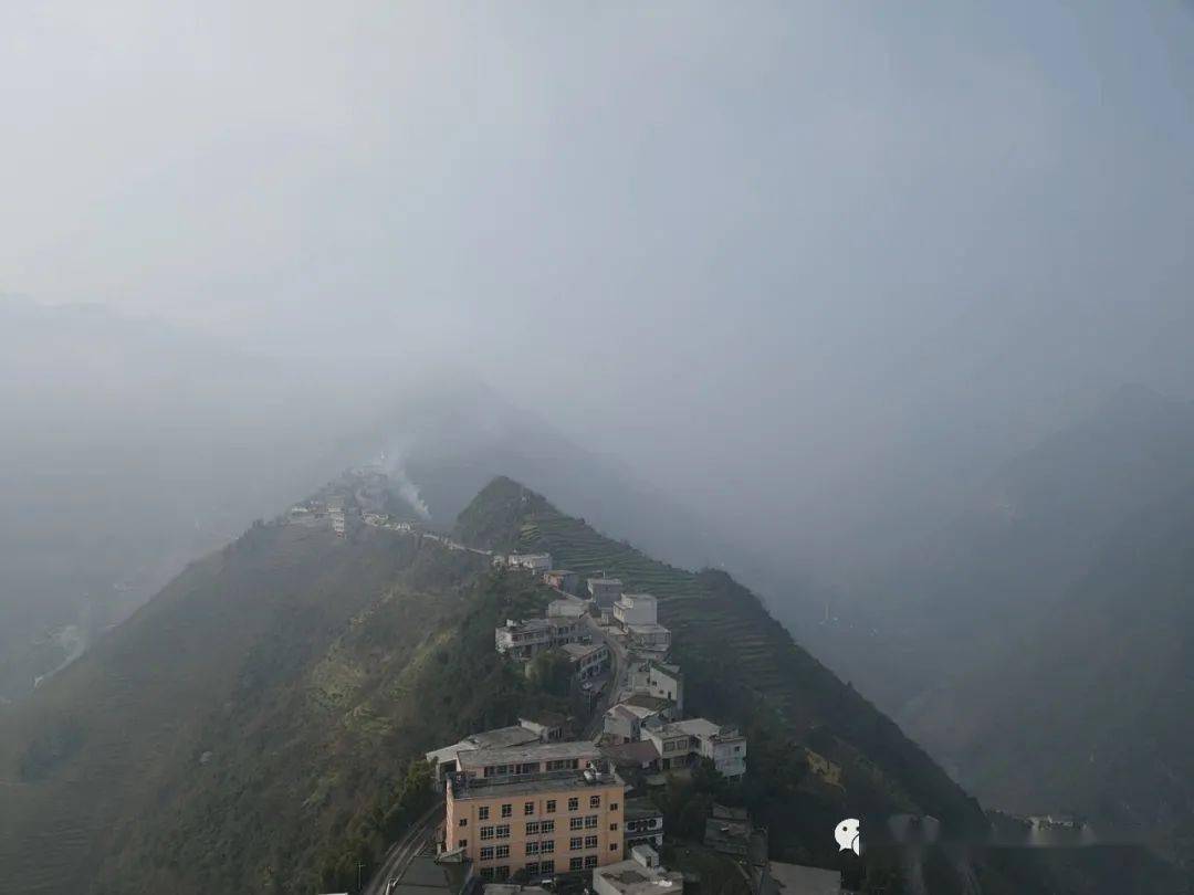 航拍!镇雄县一山顶上的村庄:温水村!