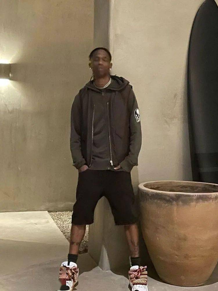 travis scott 蟑螂,travisscott蟑螂 相信这张照片便是最佳的注解,travis scott在去年万圣节当天化身为了"