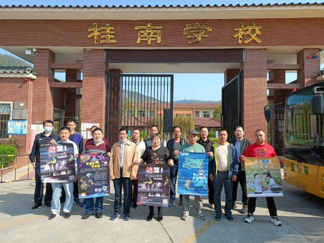 检查组对桂南学校,龙泉学校所有校车共27辆进行了细致的检查.