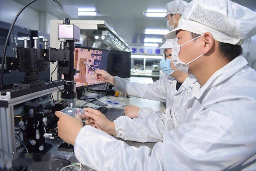 安徽造77ghz毫米波芯片及模组2月24日,记者走进中国电科芯片研发