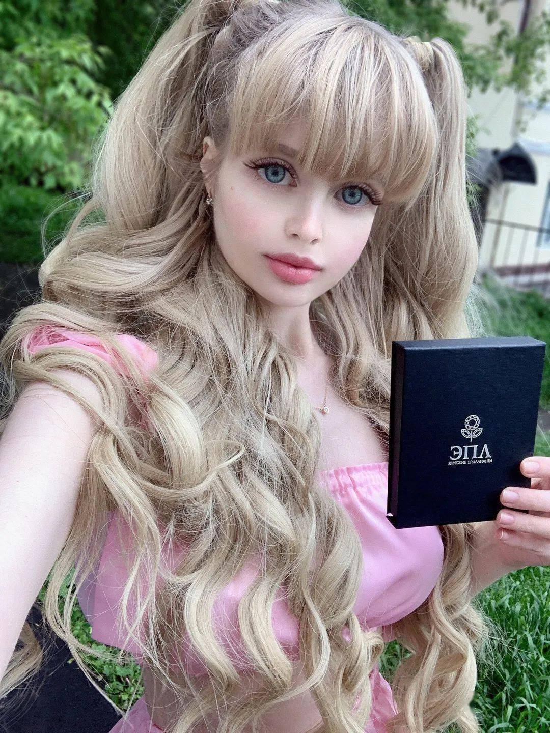 真人间芭比俄罗斯一模特6岁被当芭比娃娃养大至如今33岁背后的故事竟