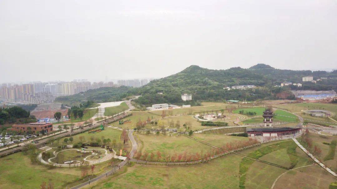 昔日南充近郊建有黑白二塔,黑塔建在朱凤山巅,修有朱凤寺.