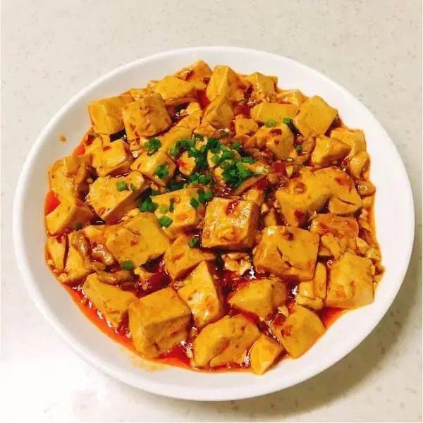 红烧豆腐胡萝卜炒肉白米饭午 餐柚 子雪莲果上午点心红糖发糕南瓜肉沫