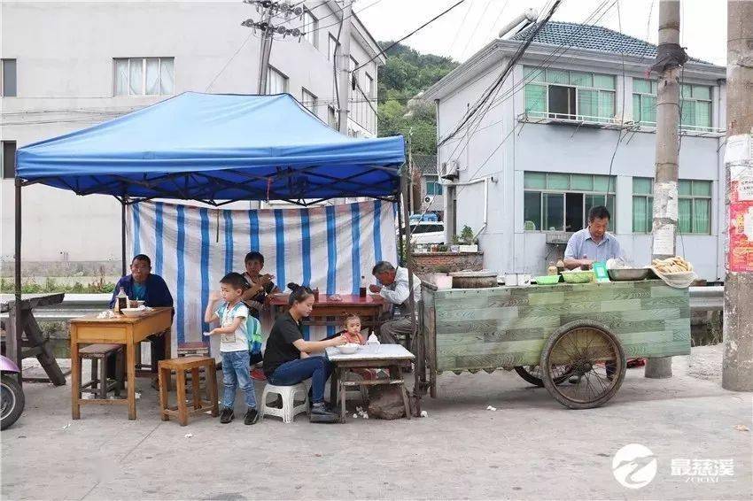 地址:宗汉街道百两村 40年来,从一毛一碗到现在几块钱一碗,摊主爷爷