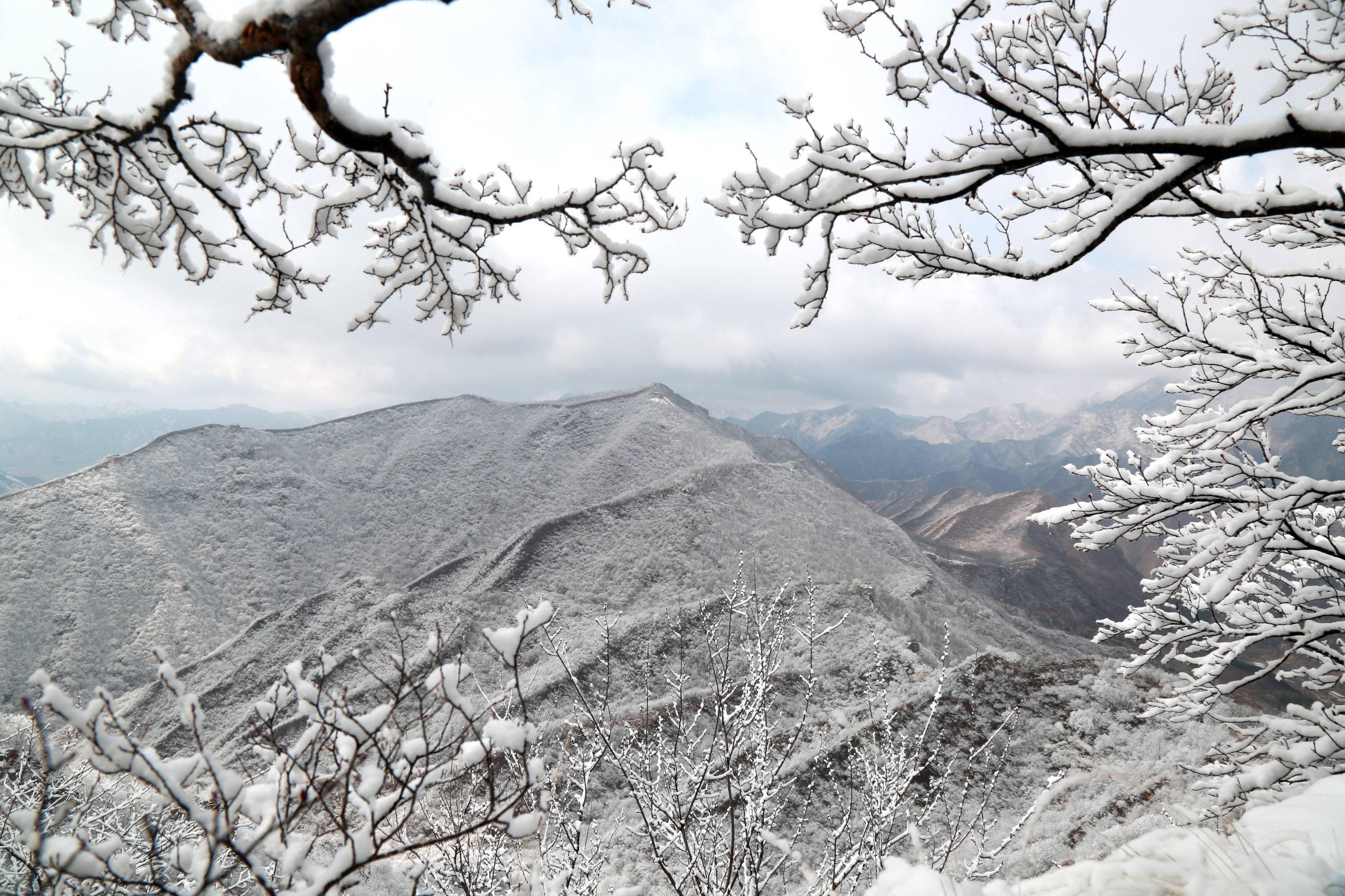 春雪飞落古长城银装素裹分外妖娆