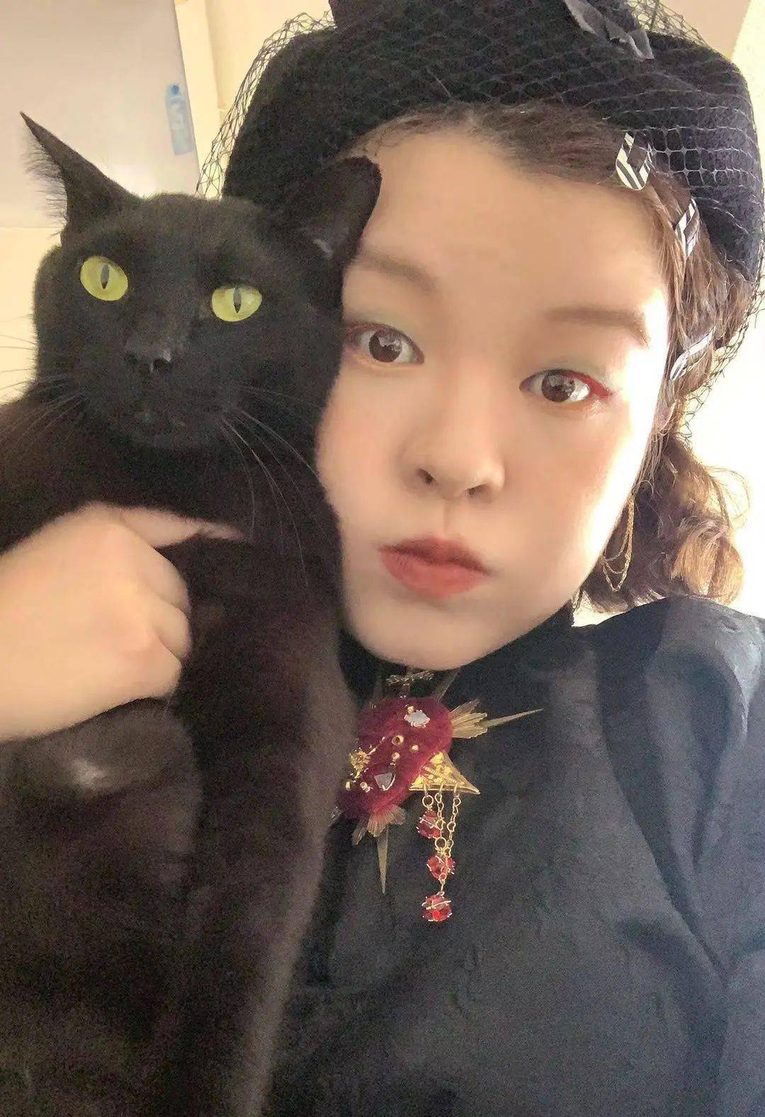 清华大学美术学院 服装设计系;硕士就读于 东京多摩美术大学染织设计
