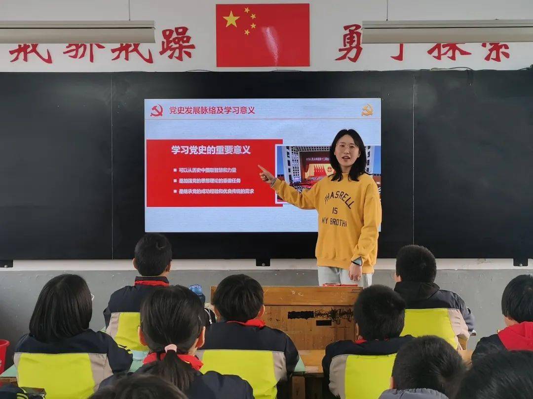 美术课在"开学第一课"教学中巧妙融入党史知识 学校利用道德与法治课