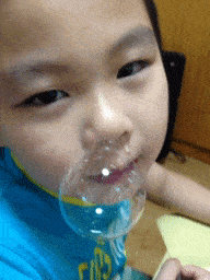 搞笑GIF: 媳妇你真该减肥了,把自行车都压扁了