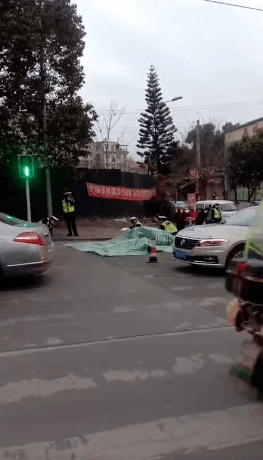 绵阳发生一起车祸,1人当场死亡._事故