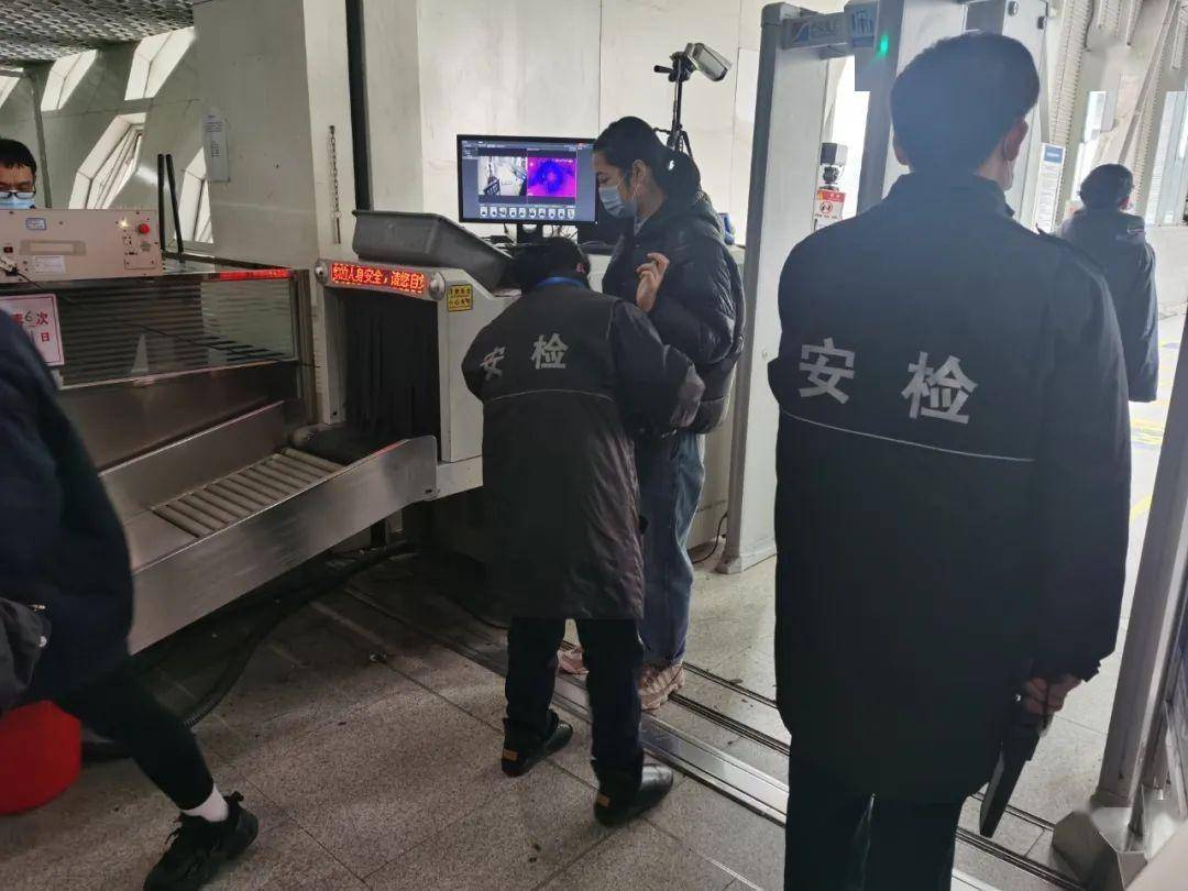 北京地铁全面提升安全等级_安检