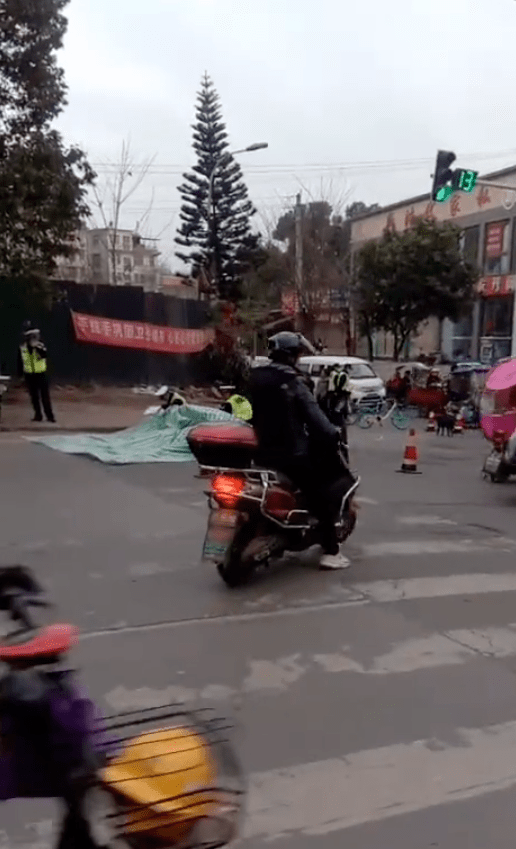 绵阳发生一起车祸,1人当场死亡.