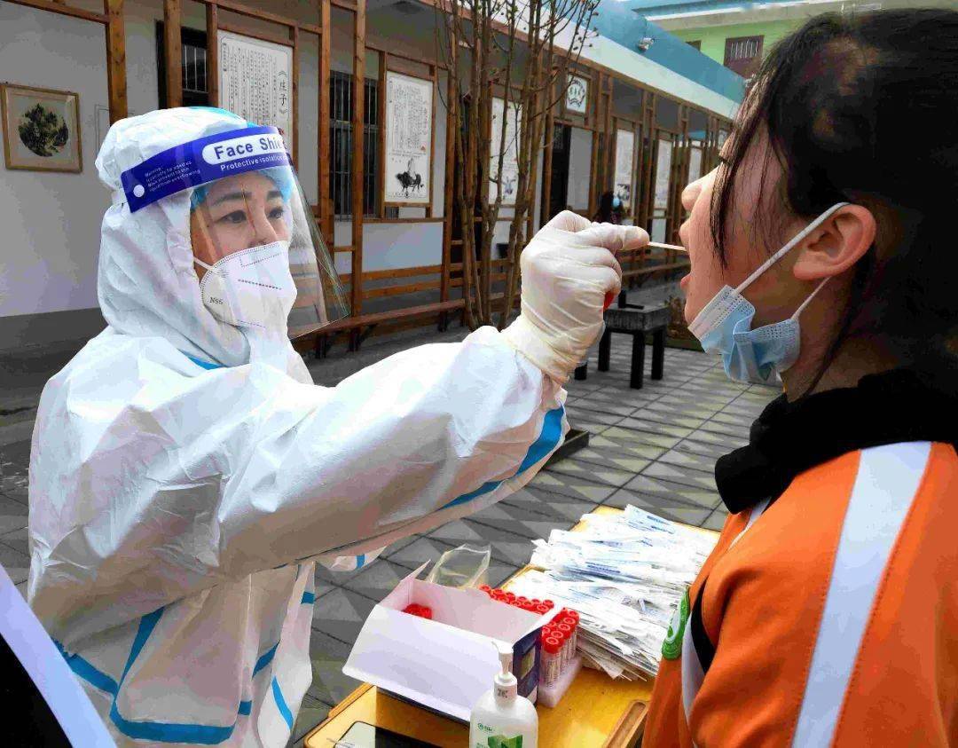 全员核酸检测护航复学安全爆台寺小学组织全体师生进行核酸检测