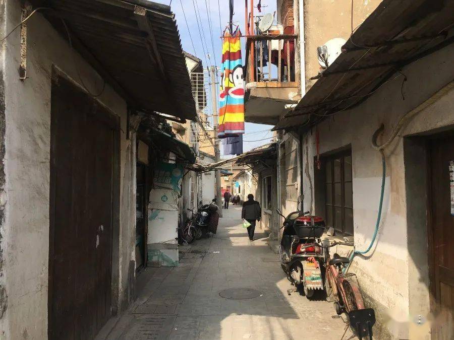 司前街平望平望街坊大多都一地一名,如巡检司署前,称司前街;莺脰湖