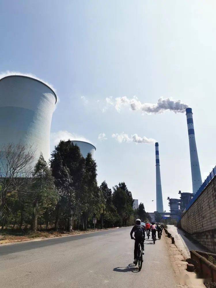 一路风驰电掣,不多时,阳宗海电厂的大烟囱已然矗立眼前,白云悠悠烟