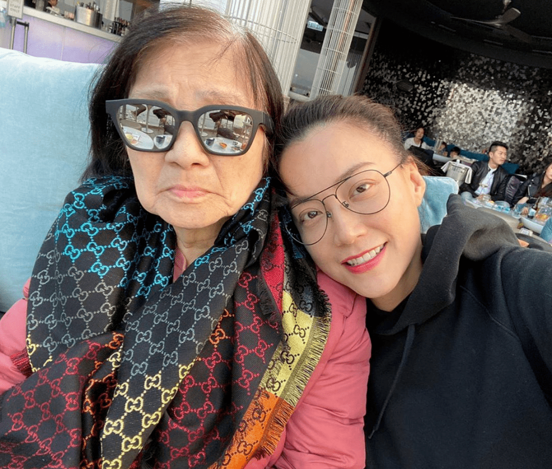 她原名霍宝珠,有一个双胞胎妹妹叫霍宝玲,一出世父亲就不知所踪