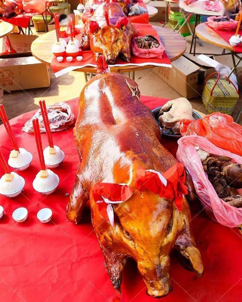 也备受广东人重视 每到清明佳节 当地人都会选用上好的 烧猪,烧鹅