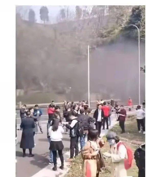 今日重庆真武山隧道有一车辆燃起来了,隧道内浓烟滚滚!