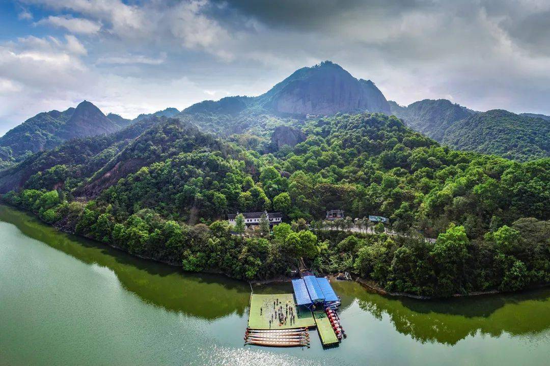 山烧醉倒在诗情画意的怀里黑塞有首诗这样写道"穿过村落穿过微寐的窄