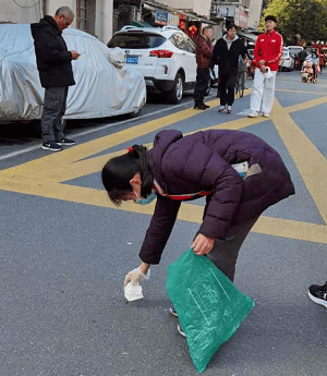 小雷锋在行动 —— 学习雷锋从小事做起_好人好事