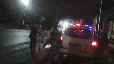 二话不说 立即和执勤辅警把产妇抱到到警车上 亮起警灯,响起警笛 直奔