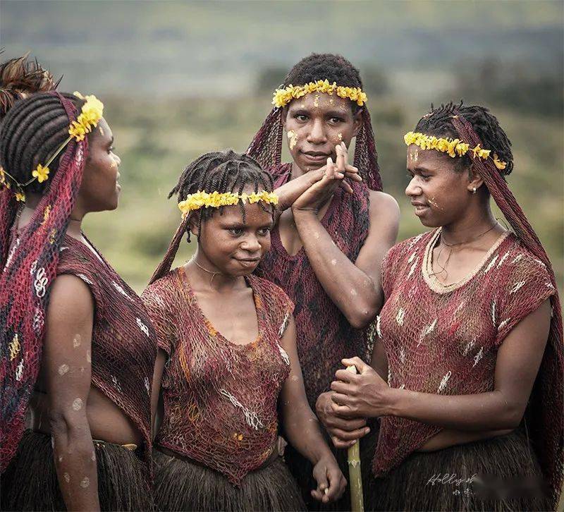 印尼巴布亚原始部落里的姑娘们正在盛装参加一年一度的巴列姆山谷节