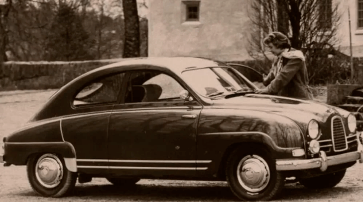 直到50年代左右,福特汽车公司才推出了标配两点式安全带的车型.