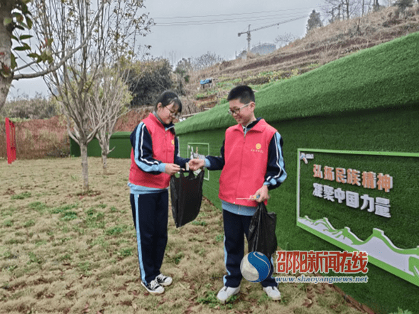 北塔区芙蓉学校开展"学雷锋义务捡垃圾环保公益活动"