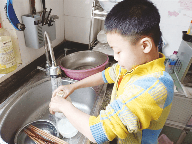 南宁市银杉路小学学生帮妈妈洗碗.(学校供图)