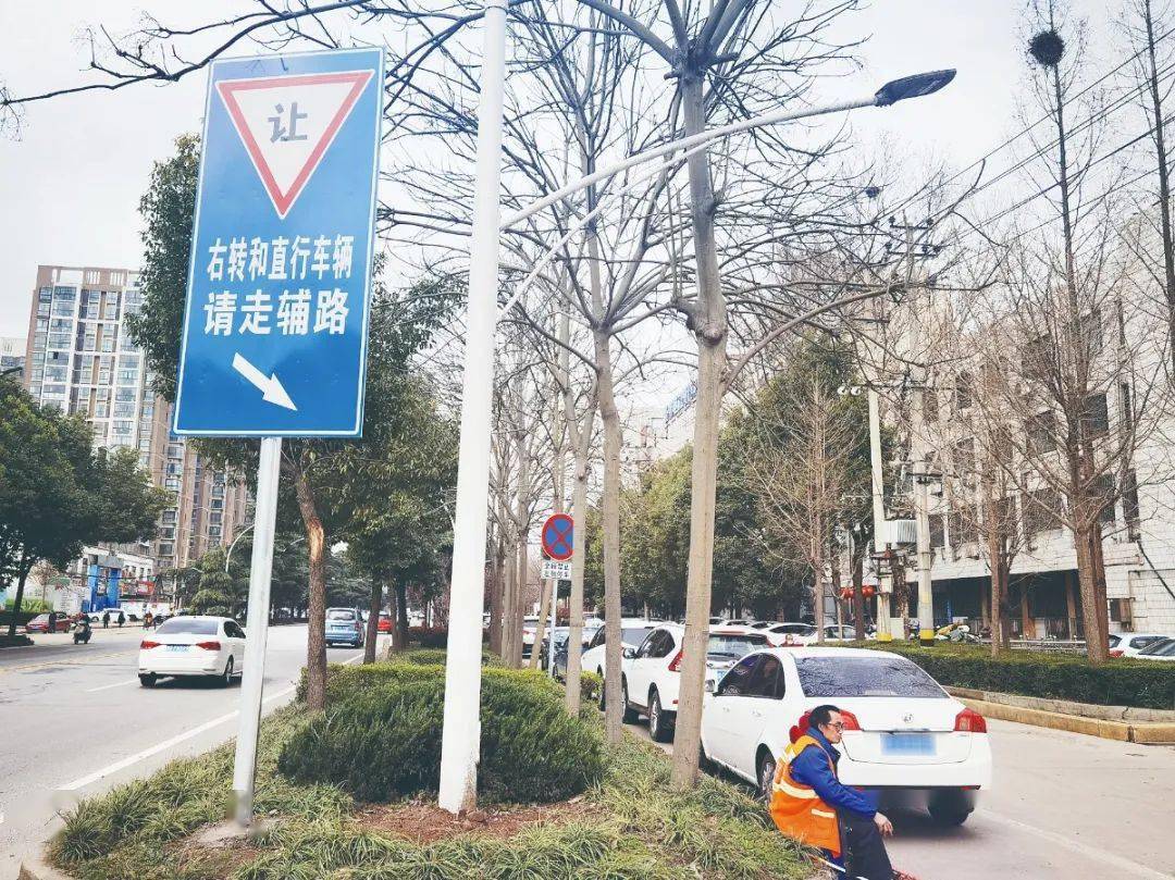请注意信阳市这条主干道辅道左侧禁止停车
