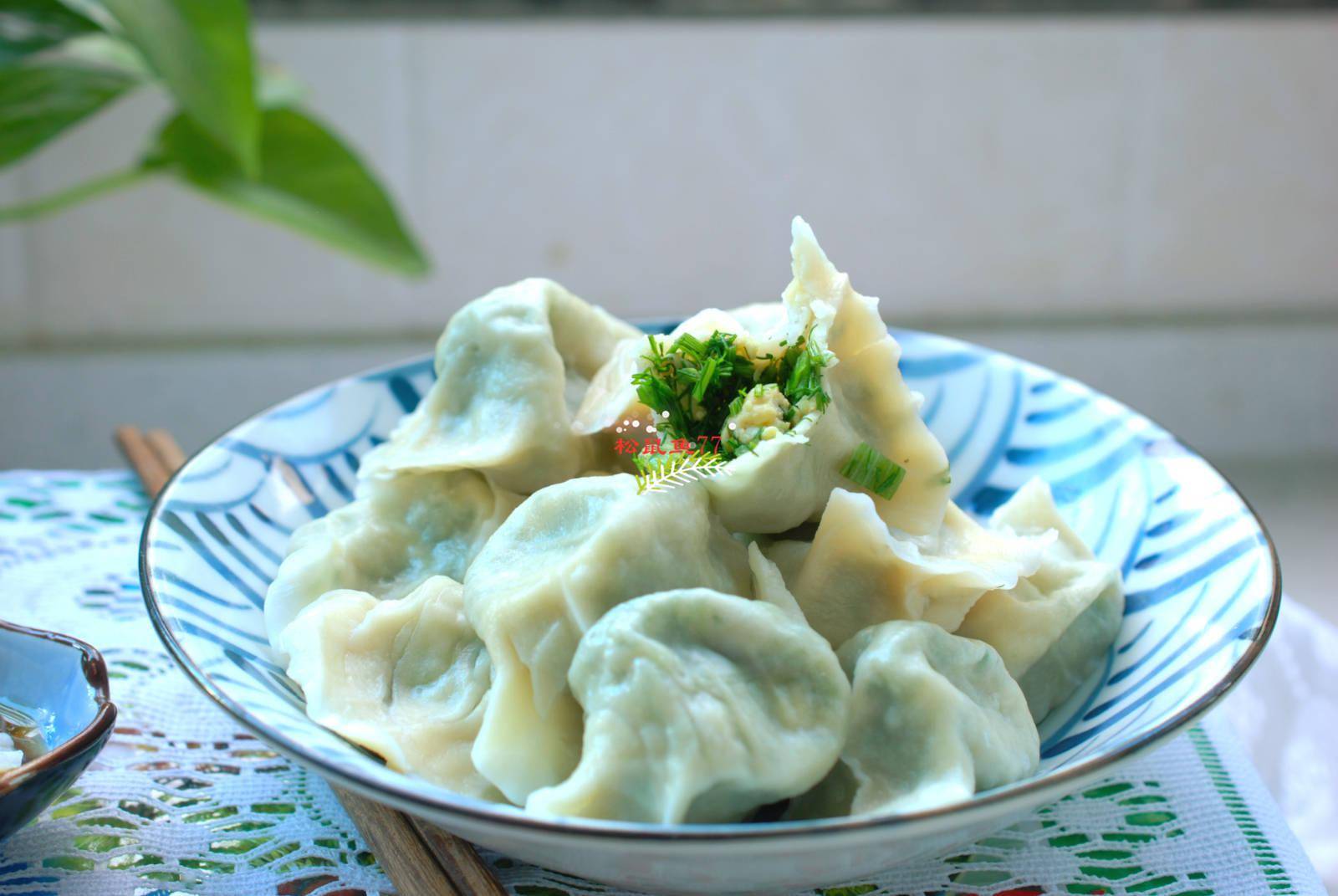 【茴香鸡蛋饺子】——【食材】:面粉500克,水250克,茴香菜400克