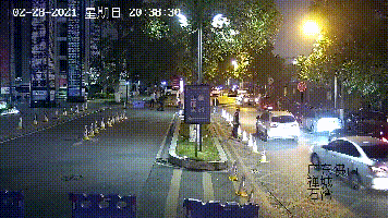 警灯闪烁 一路呼啸 打开生命通道