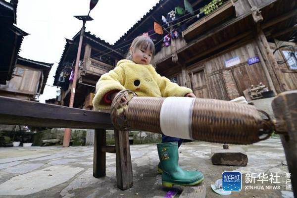 2021年3月13日,在贵州省从江县高增乡占里村,一名侗族妇女在指导自己