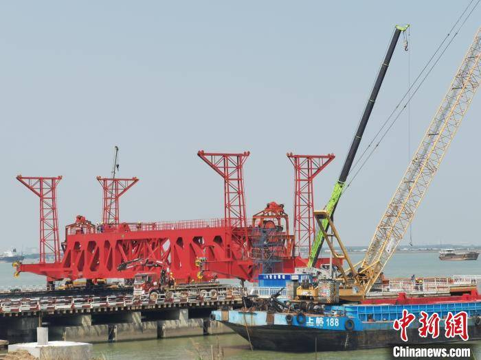 "天一号"架梁起重船抵达大湾区核心工程 将承280片梁架设