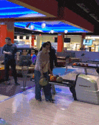 搞笑GIF: 这操作别人也是学不来