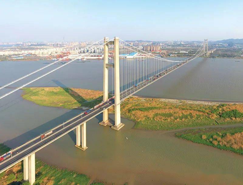 润扬长江公路大桥采取了悬索桥和斜拉桥相结合的组合桥梁形式.