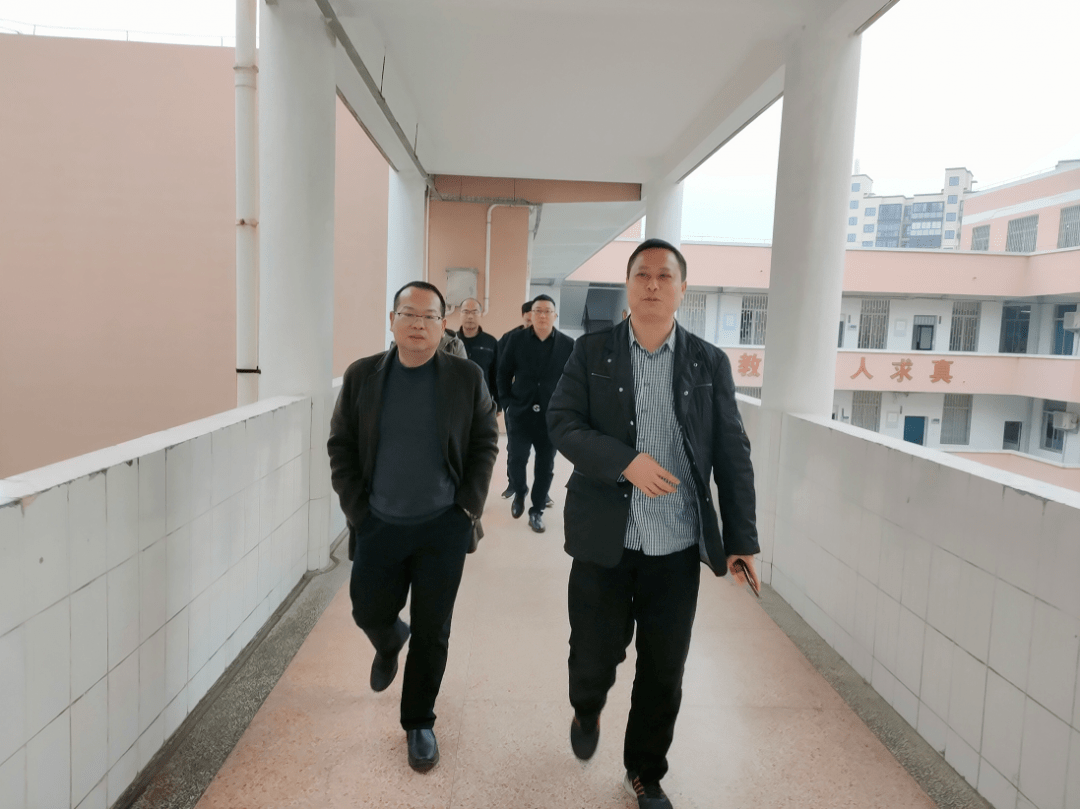 市教育局党委副书记刘有文一行莅临灵江中学检查指导工作