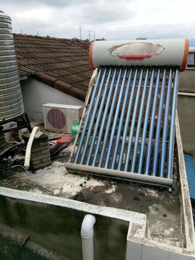 楼梯间,阳台等地方,而非承压太阳能热水器却只能安装在屋顶,需要利用