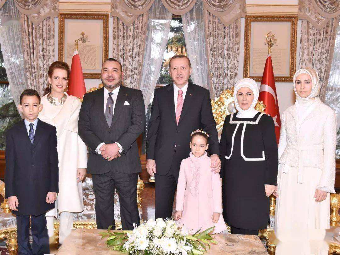 与土耳其总统和夫人,土国大总统很看重小公主,哈迪加年龄还小,没有化