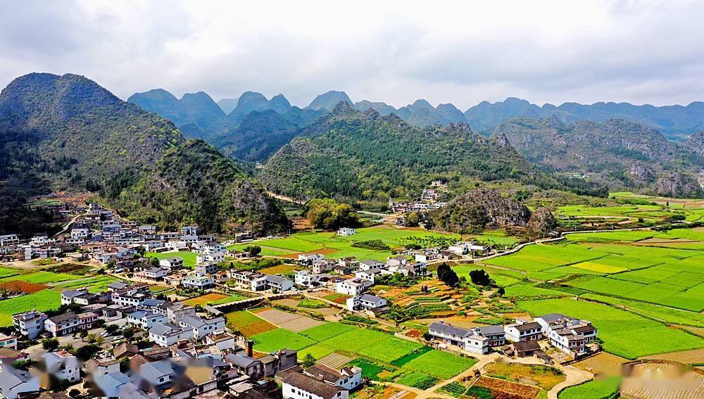 航拍千田织锦的万峰林