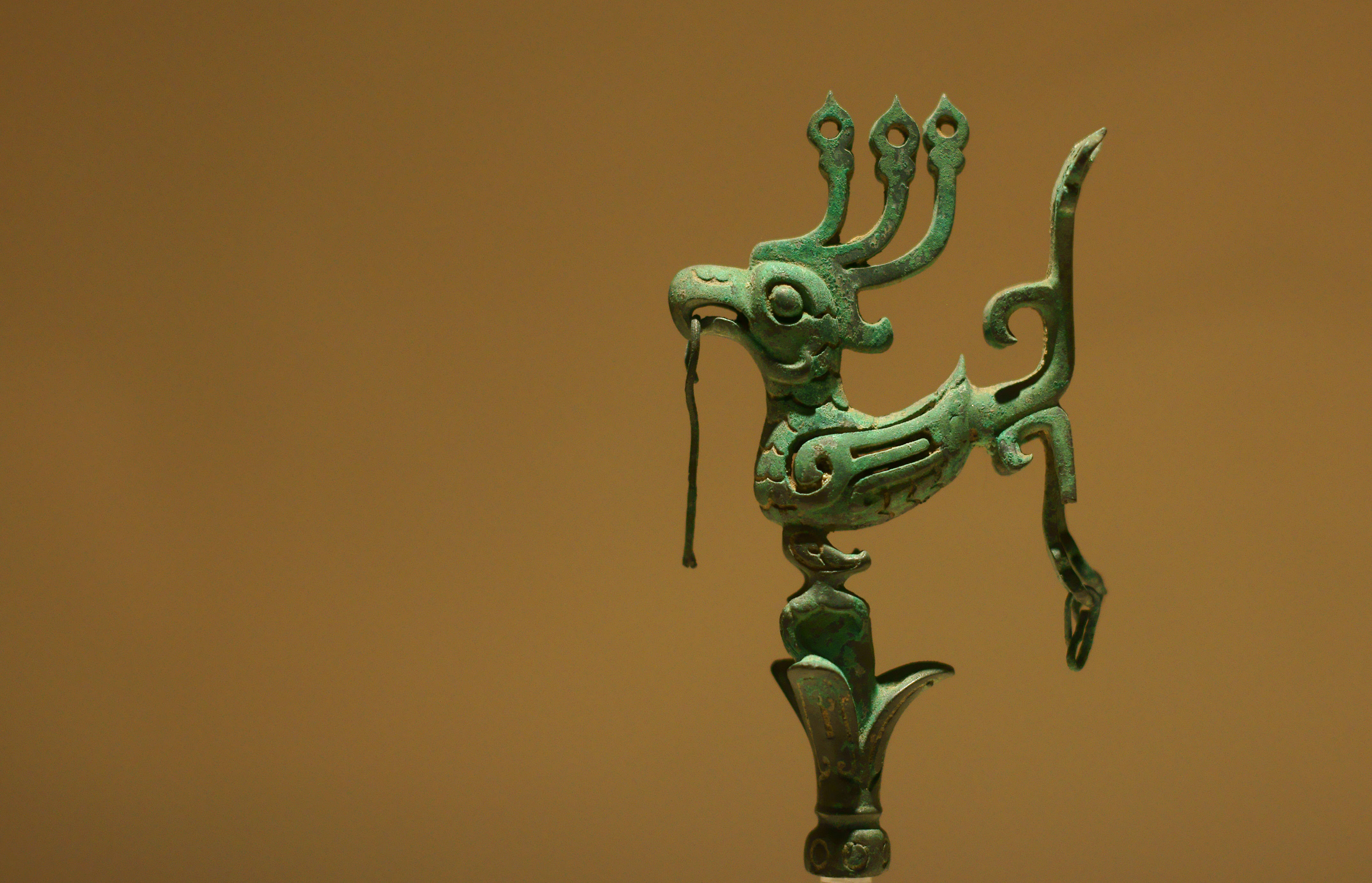 四川三星堆博物馆青铜器 铜神树枝头立鸟文物 视觉中国