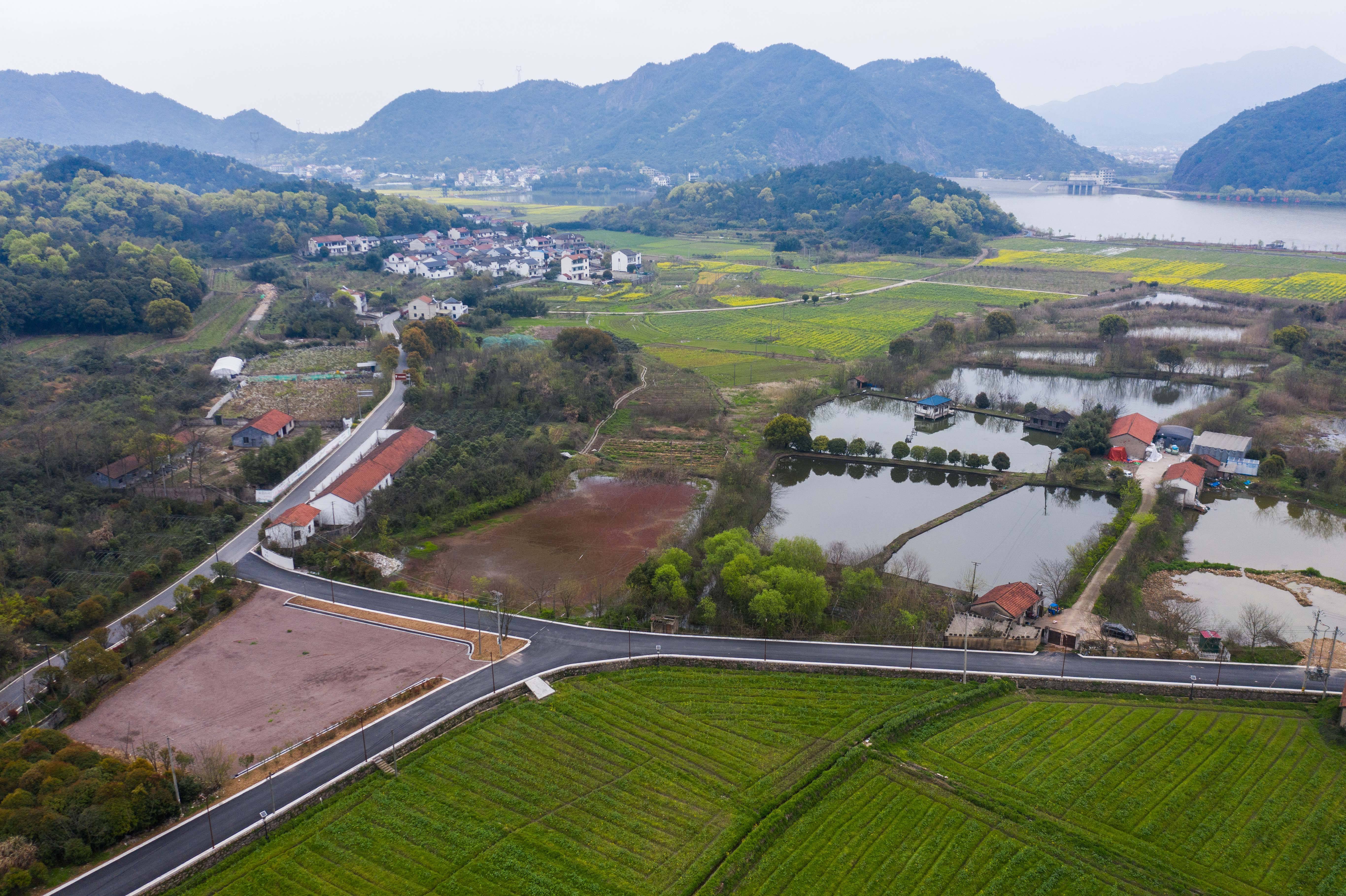 3月24日拍摄的诸暨市同山镇王沙溪村修复提升后的村级公路(无人机照片