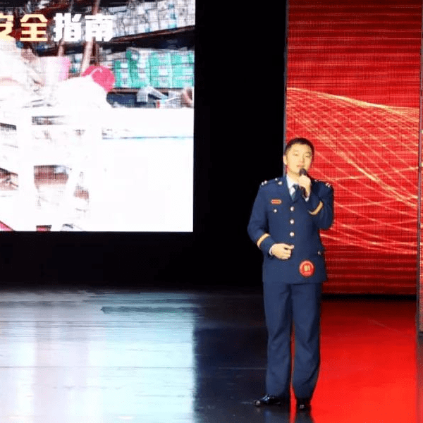邹田荣副总队长出席活动并致辞,总队新闻宣传处负责人,常德支队主官及
