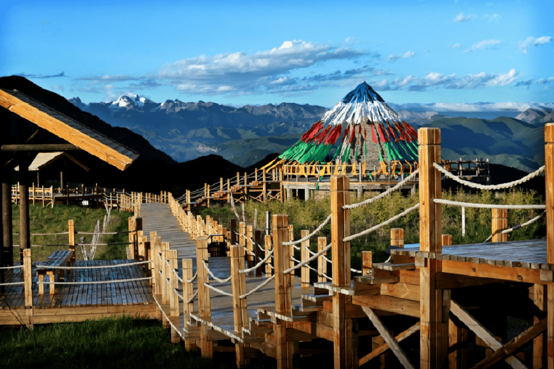 阿咪东索景区这里还有亚洲最大的半野生鹿驯养基地祁连鹿场,峨堡古城