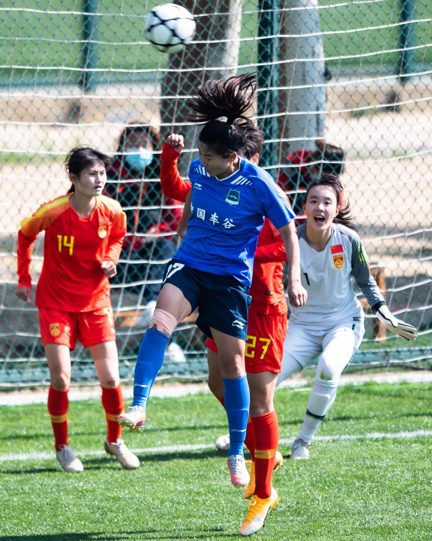 足球——全国女子锦标赛:武汉车谷江大胜u20国家女足