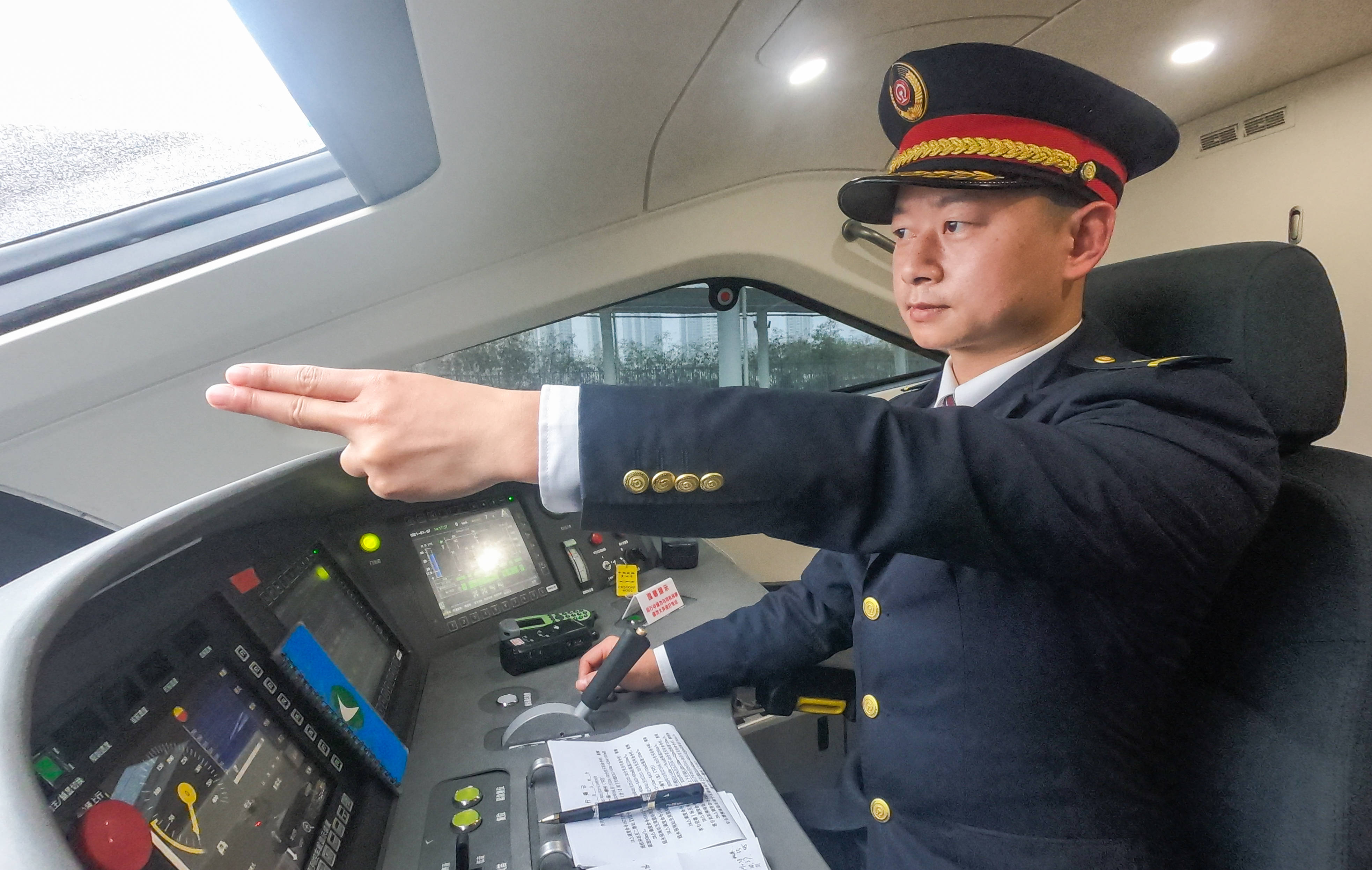 "80后"火车司机丁志中在驾驶动车(2020年12月28日摄).