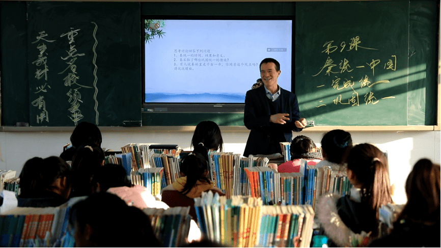 图说:"借眼"授课28年的乡村教师卢文建在课堂上讲课,2020年他获得"