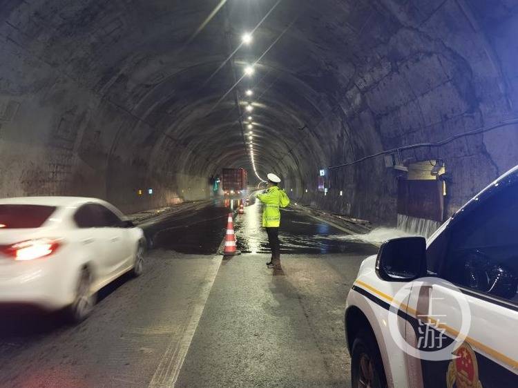 强降雨致g42沪蓉高速公路摩天岭隧道涌水,行车道